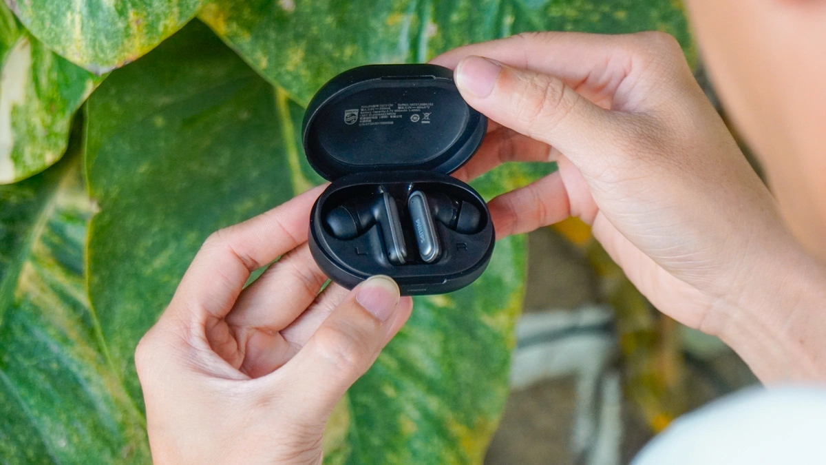 Philips TAT2120 và Belkin SoundForm Isolate: tai nghe chống ồn giá rẻ có đáng tiền?