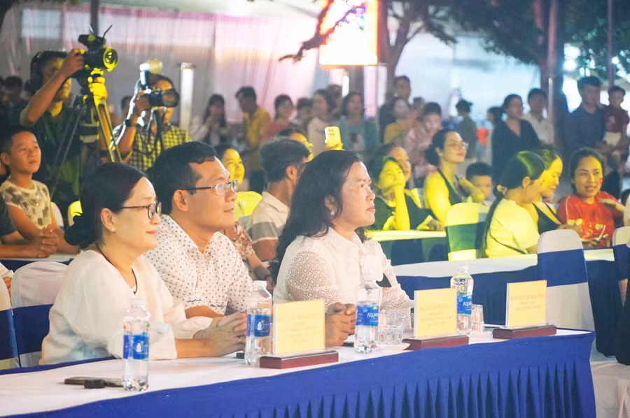Cần Thơ biến sông nước thành sàn diễn âm nhạc và thời trang