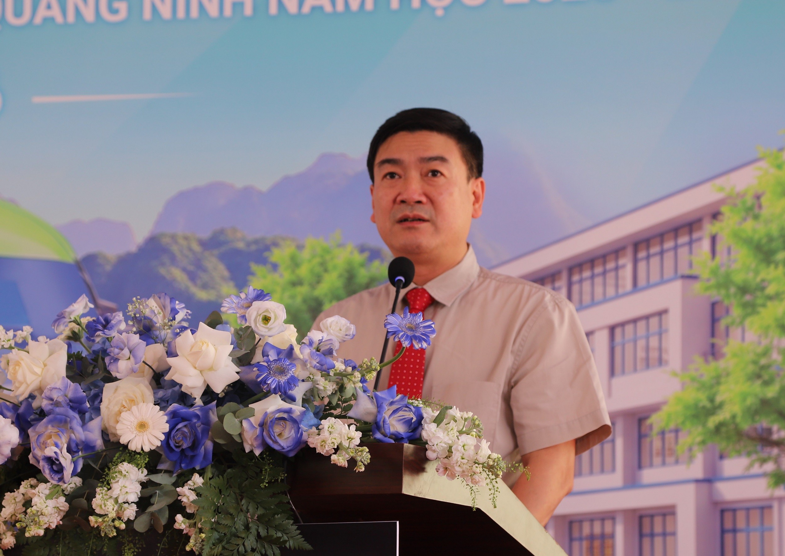 Xe buýt điện miễn phí đưa đón học sinh: câu trả lời mới cho nỗi lo an toàn đi học