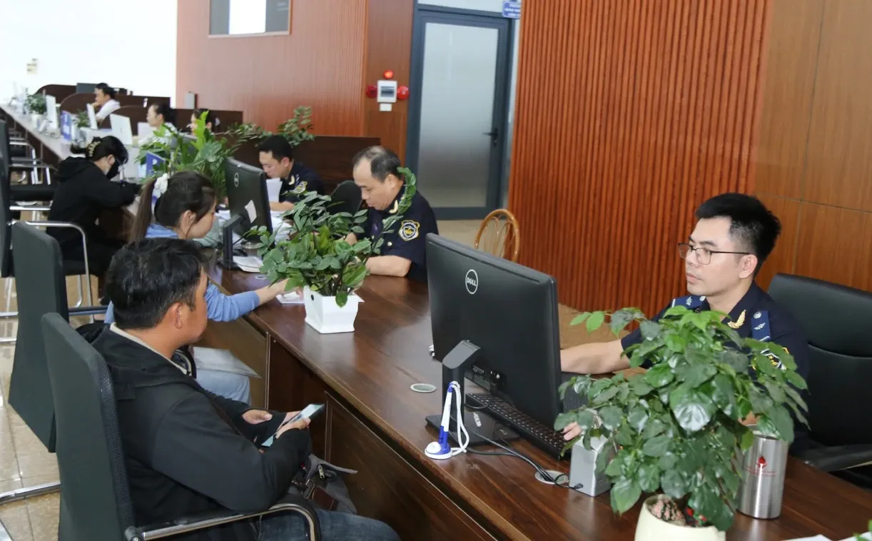Cửa khẩu Lào Cai tăng tốc thương mại biên giới: cơ hội và sức ép mới