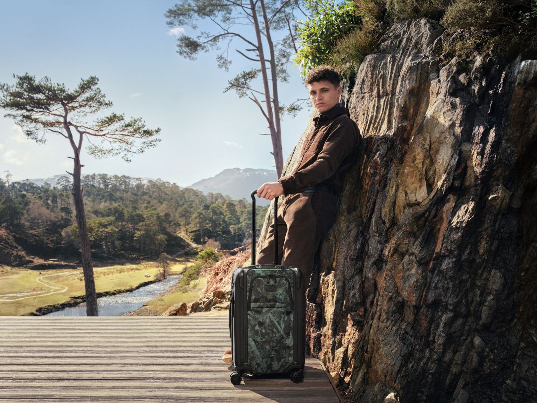 TUMI Thu Đông: Khi tinh thần Alpine định nghĩa lại túi xách du lịch