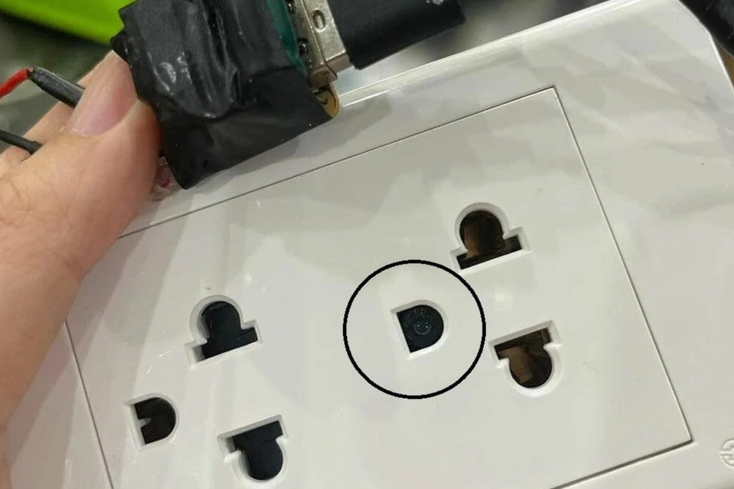 Phát hiện camera quay lén trong 5 giây nhờ AI và đèn LED giá rẻ