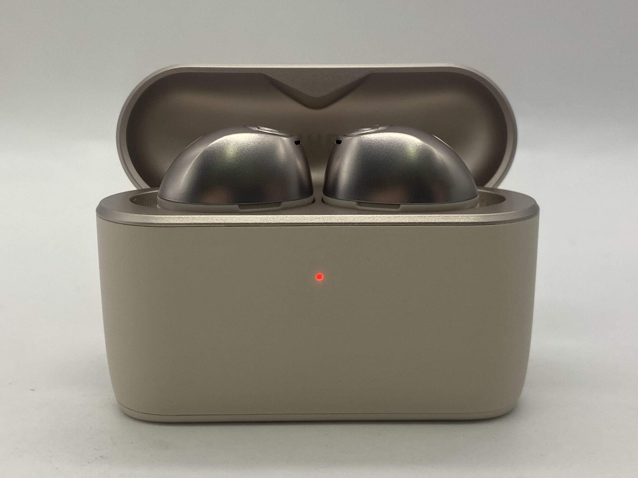 Sennheiser Momentum 5 True Wireless có đánh bại AirPods và Sony WF-1000XM6?