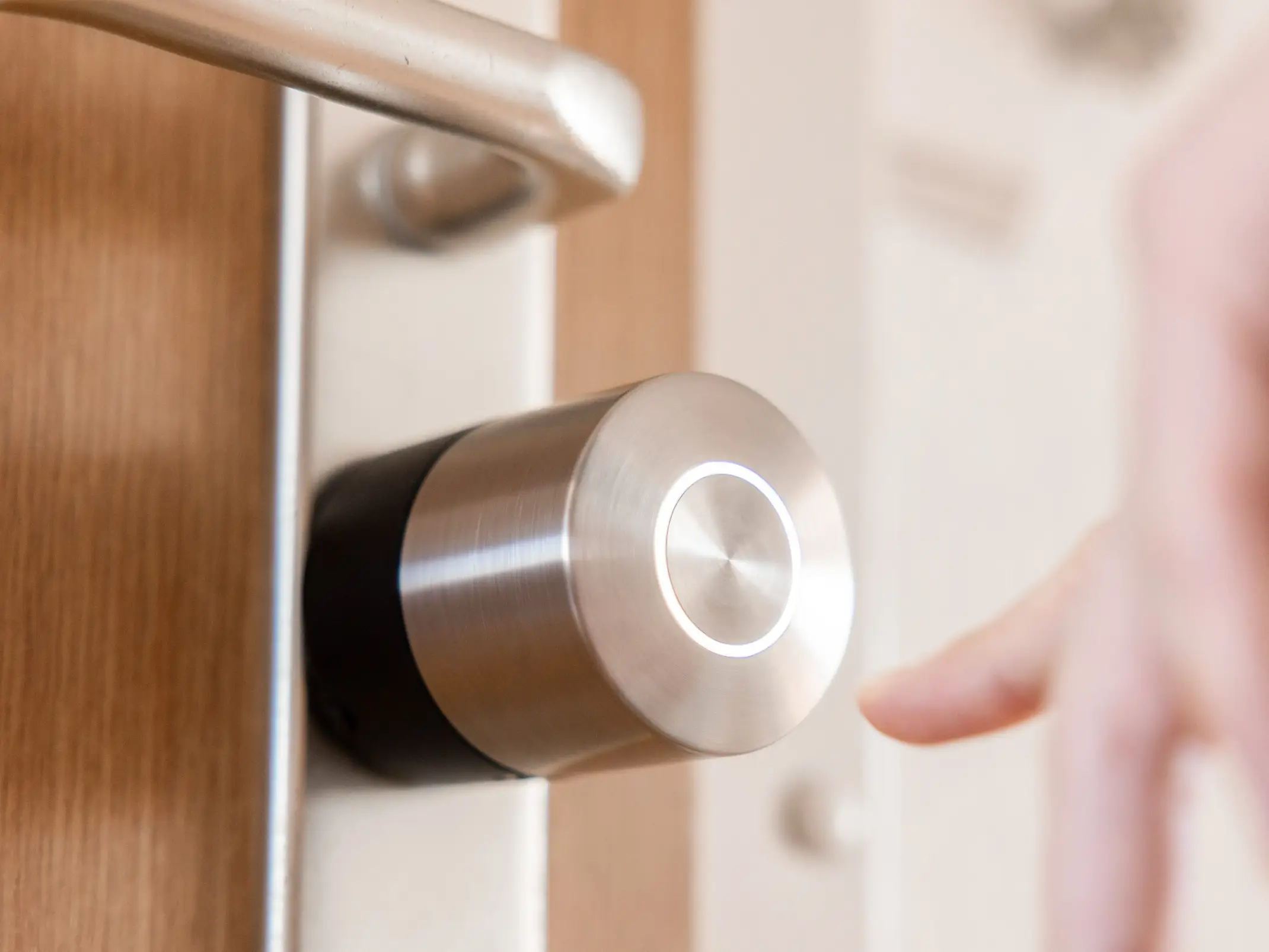 SwitchBot Lock Ultra Max Vision Pro Combo và cuộc đua khóa thông minh cao cấp