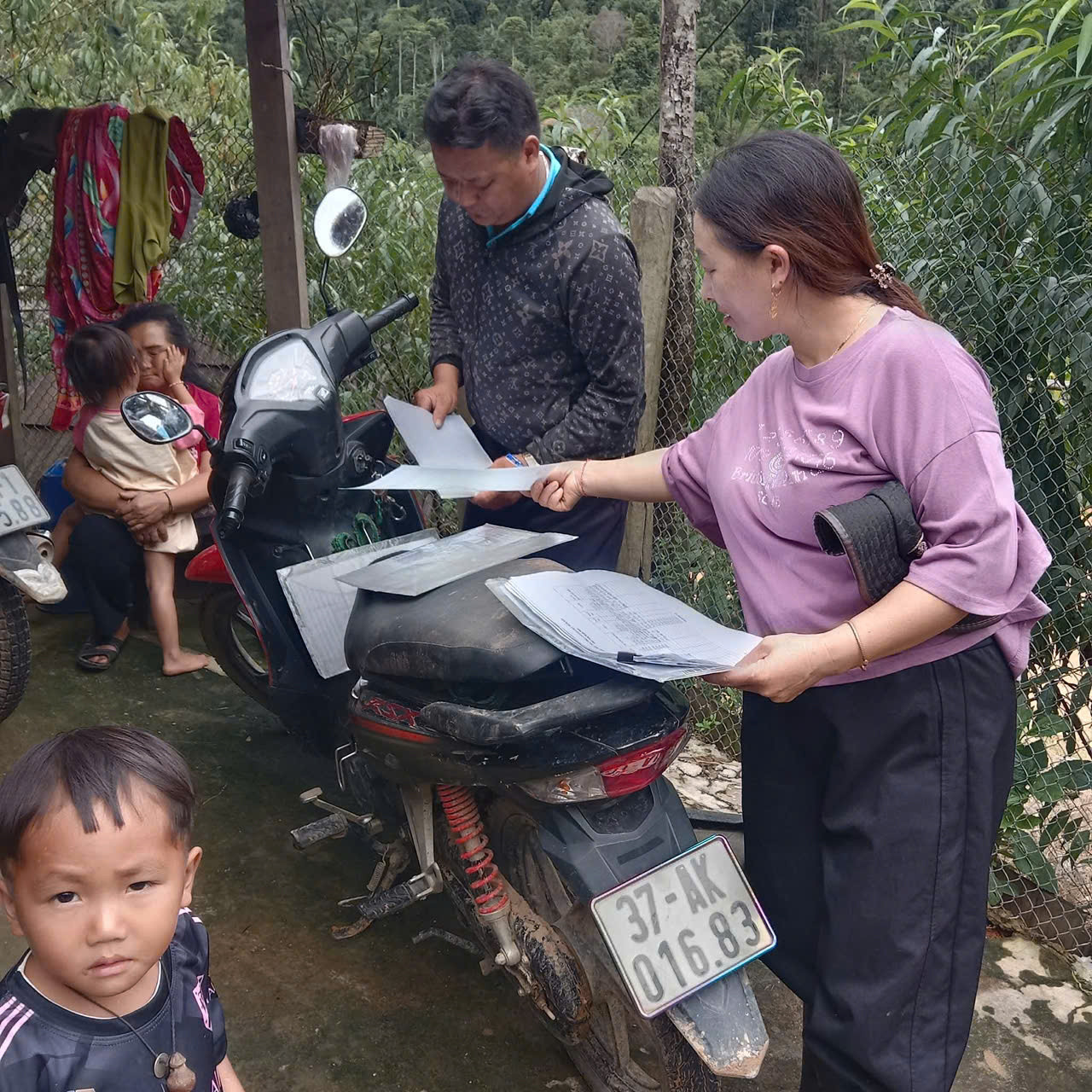 Khi lũ lụt chia cắt đường đến trường
