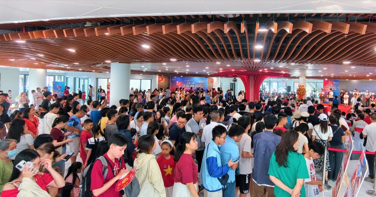 Hàng nghìn người Đà Nẵng xếp hàng xuyên không về Ba Đình bằng VR