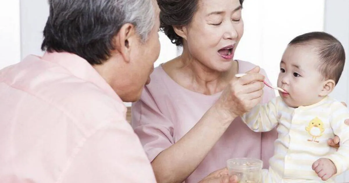 Kiệt sức khi chăm sóc cha mẹ và con cái: cảnh báo cho thế hệ bánh mì kẹp