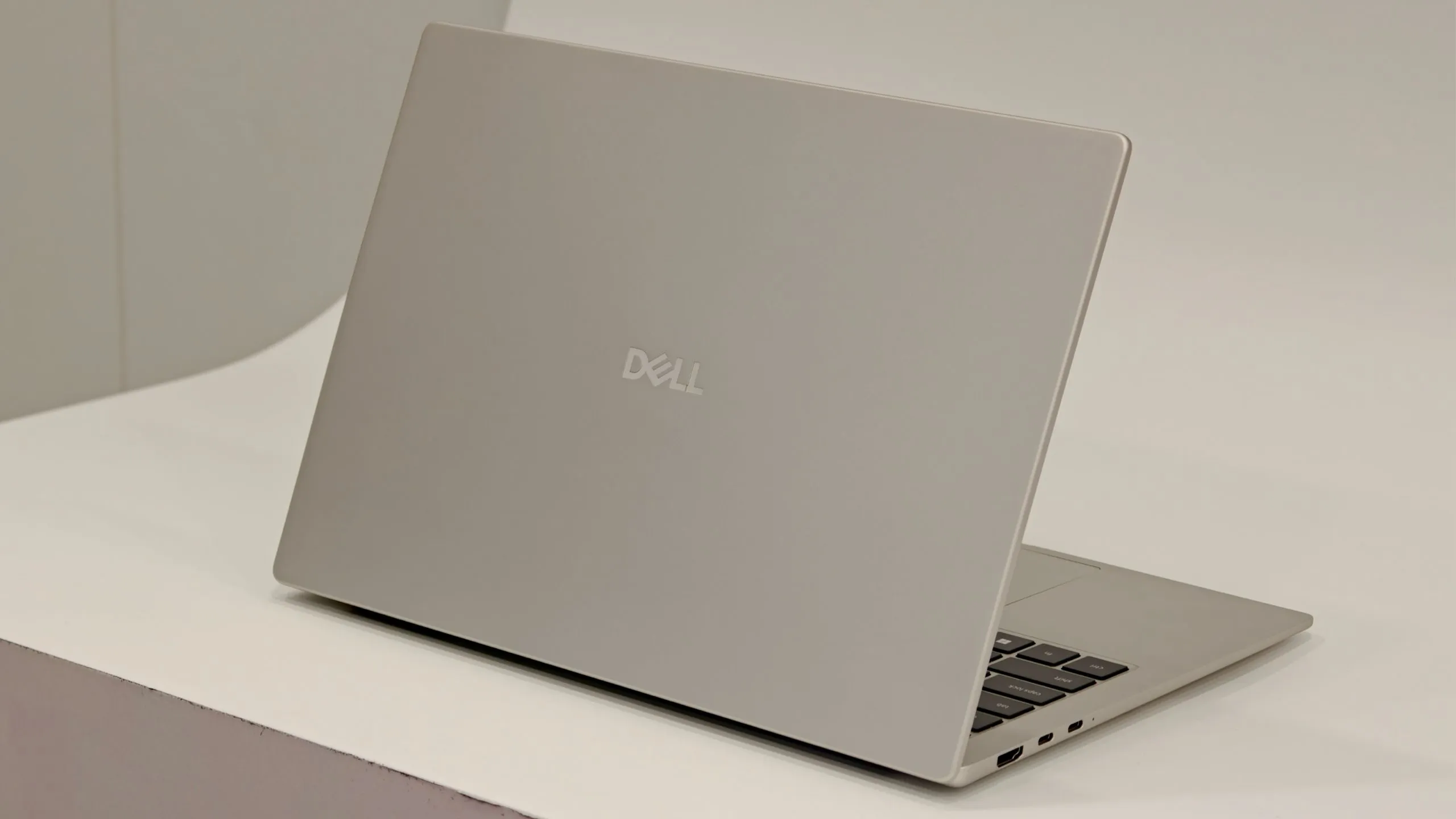 Dell 14S: laptop siêu nhẹ pin 21 giờ có đáng thay MacBook Air?