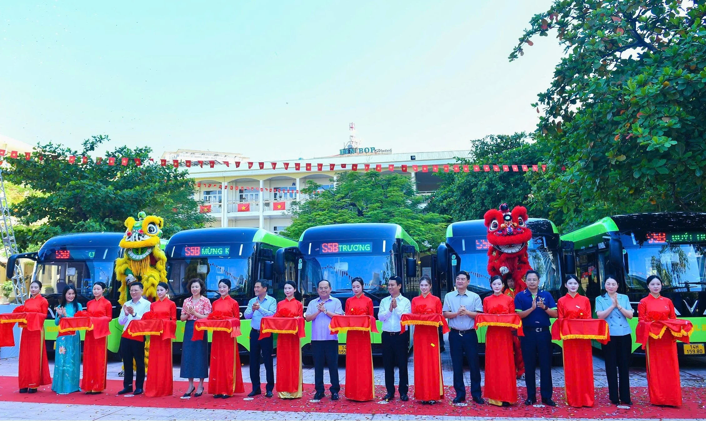 Xe buýt điện miễn phí đưa đón học sinh: câu trả lời mới cho nỗi lo an toàn đi học