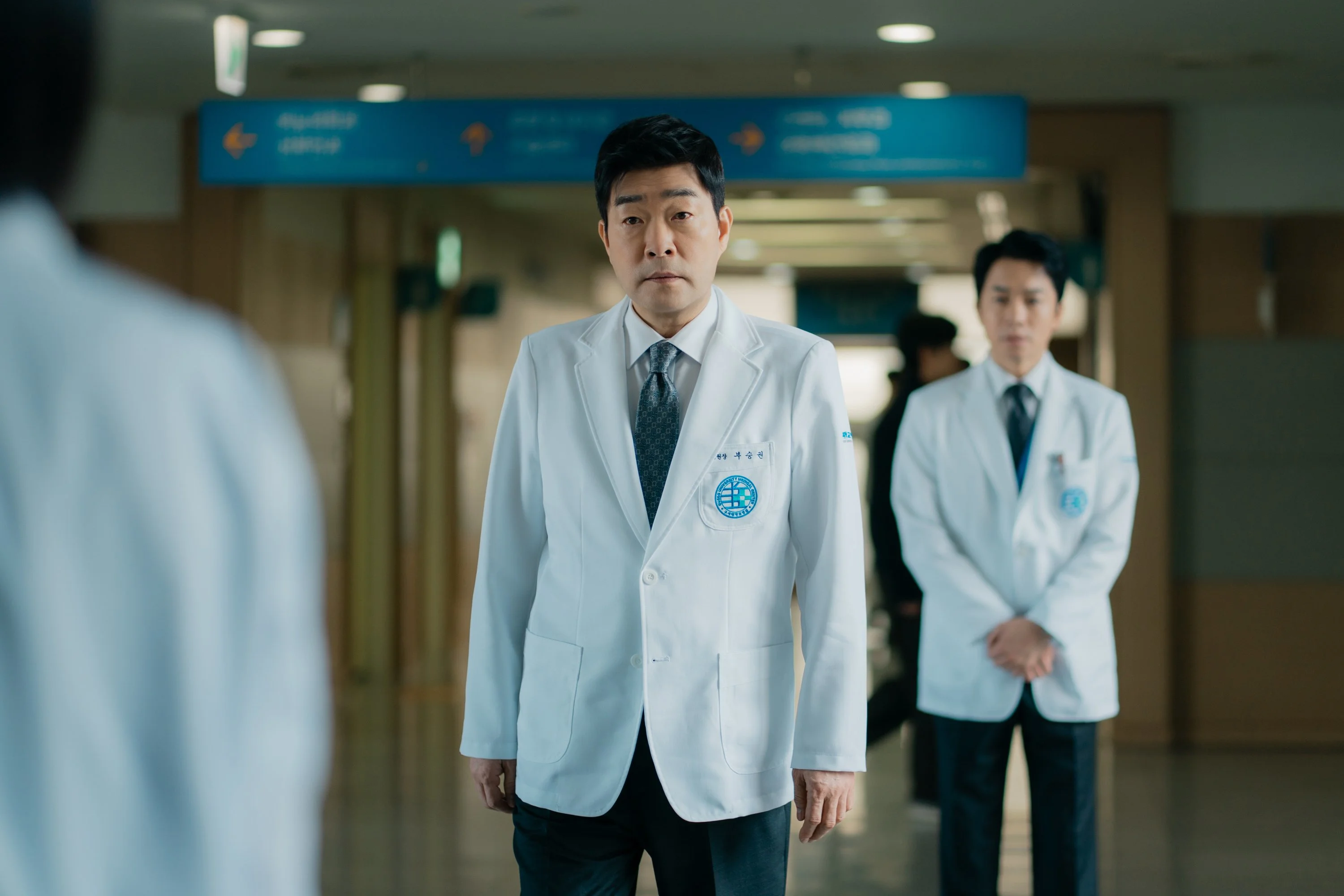 Kim Ji Won dẫn dắt Doctor X: nữ bác sĩ bóng tối giữa bệnh viện mục ruỗng