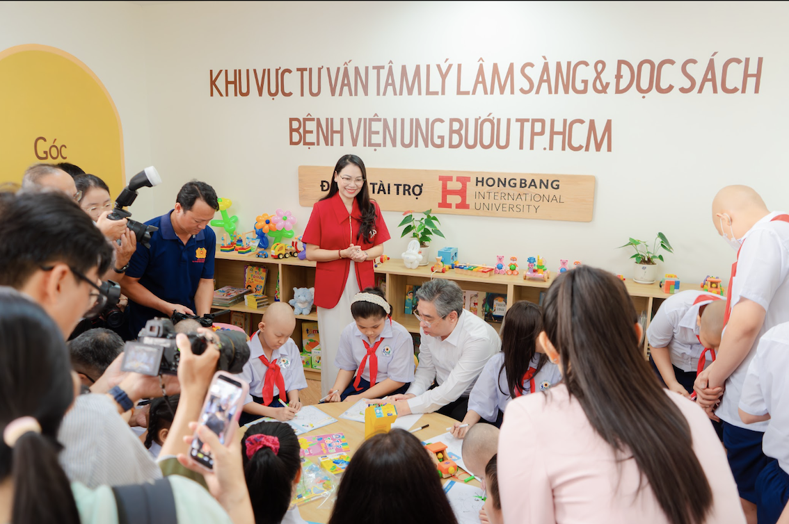 Những lớp học đặc biệt trong bệnh viện cứu rỗi tuổi thơ dang dở