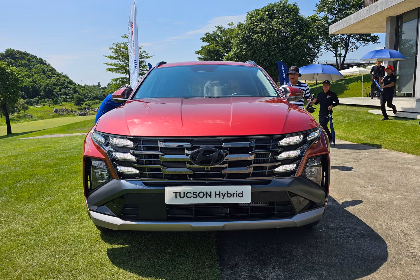 Tháng 9 bùng nổ SUV hybrid: chọn Toyota Land Cruiser hay Hyundai Tucson để tiết kiệm xăng?