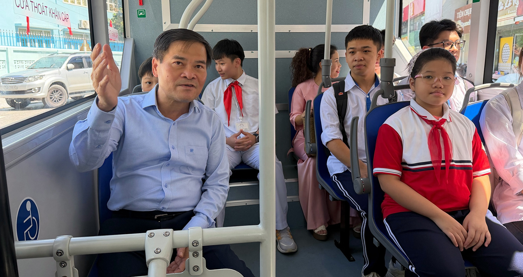 Xe buýt điện miễn phí cho học sinh ở Quảng Ninh: bài toán tiết kiệm chi phí đi học mỗi ngày