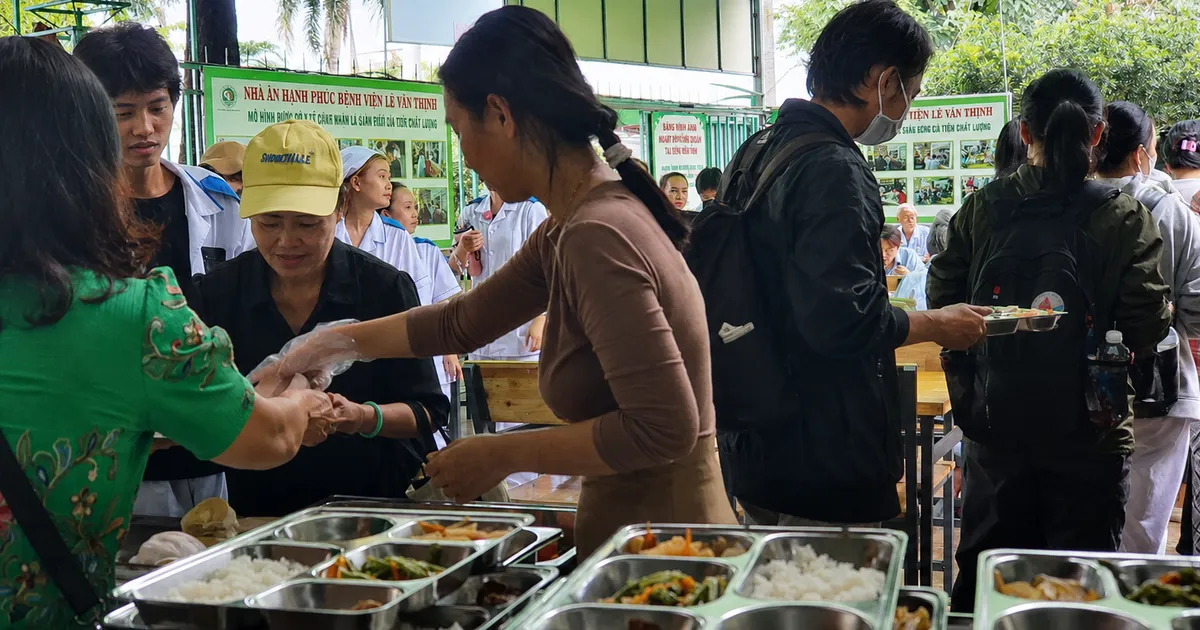 Những bếp ăn từ thiện trong bệnh viện: hơi ấm từ mỗi suất cơm miễn phí