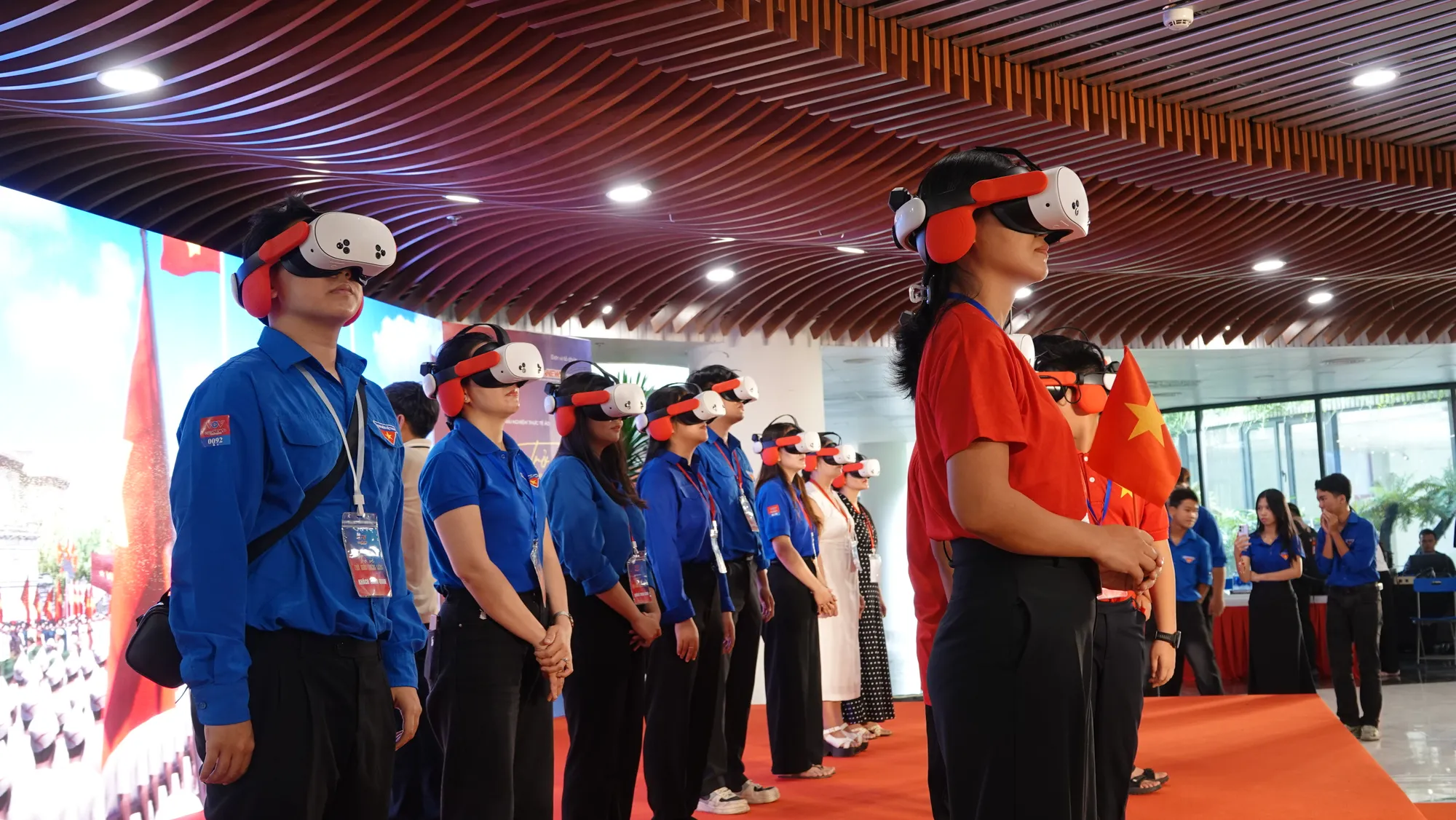 Hàng nghìn người Đà Nẵng xếp hàng xuyên không về Ba Đình bằng VR