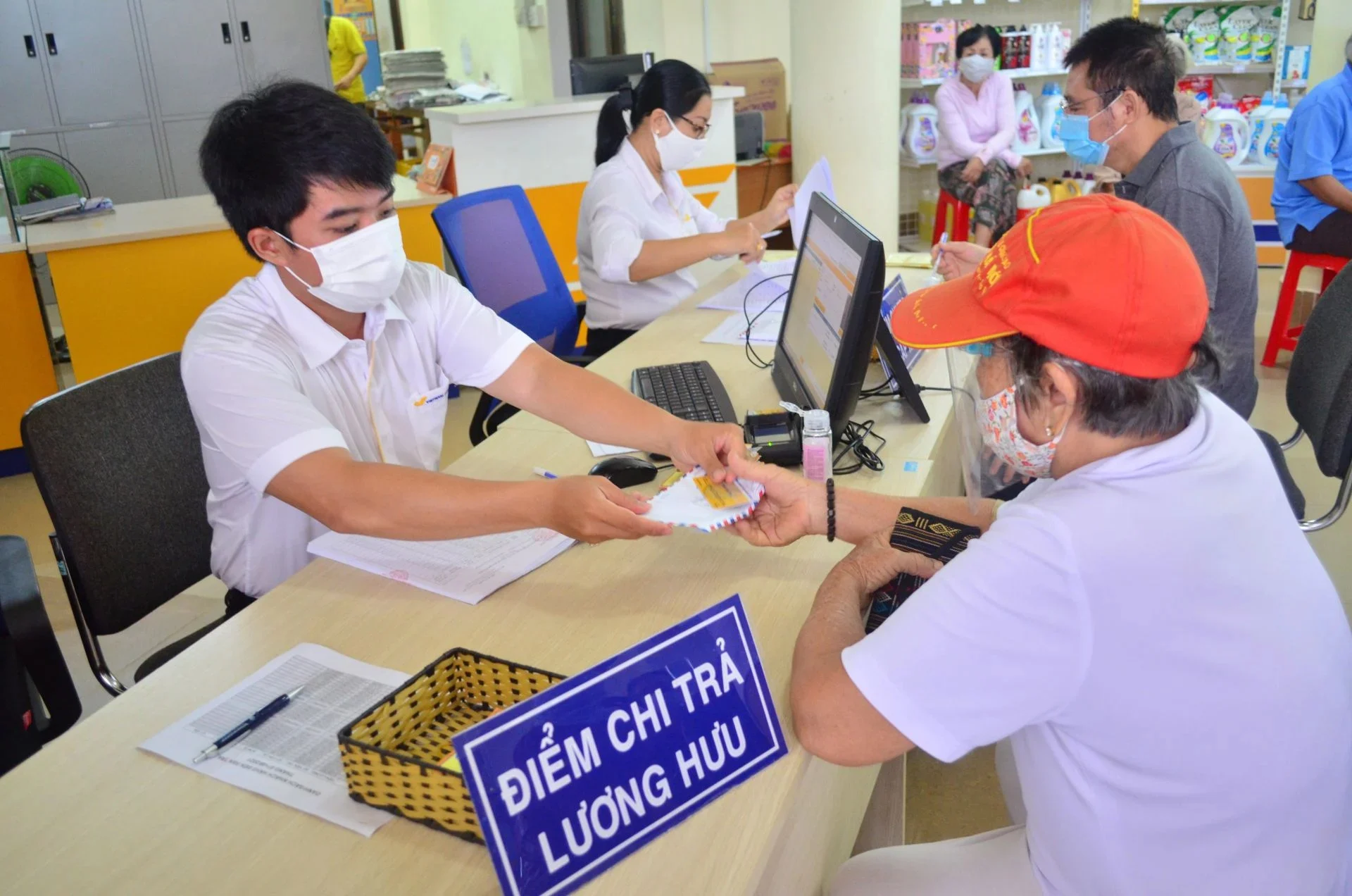 Nhận lương hưu và trợ cấp trực tiếp qua VNeID: Hướng dẫn chi tiết