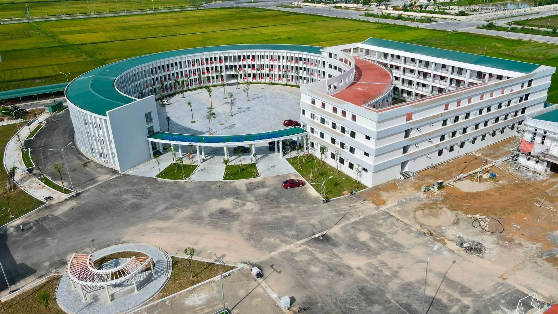 Các ngôi trường công lập tỷ đô: Cơ sở hạ tầng nào mở rộng cơ hội cho học sinh vùng biên?