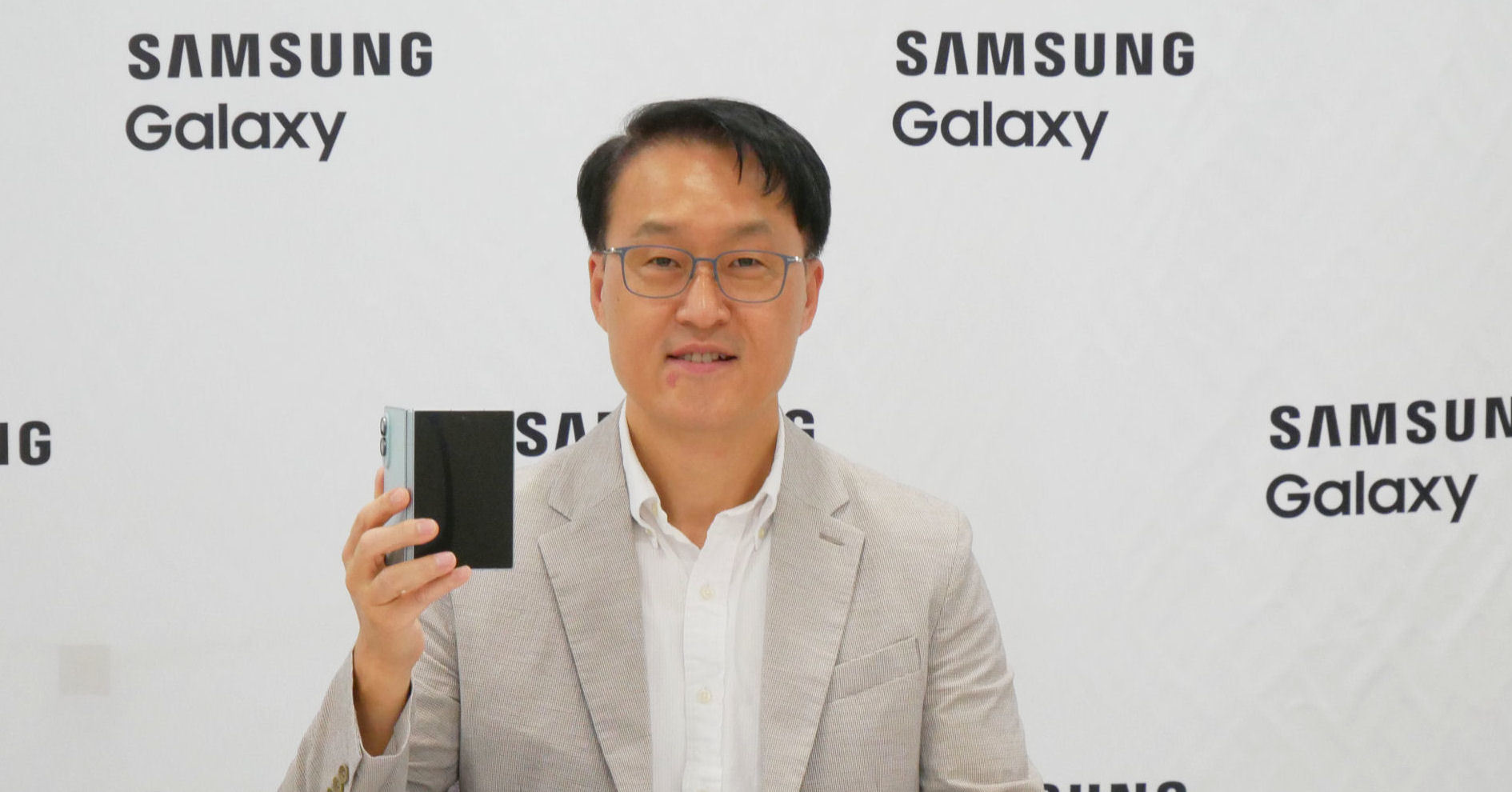 Galaxy Z Fold8 Ultra sau 1 tháng: điện thoại gập bền nhưng có đáng nâng cấp?