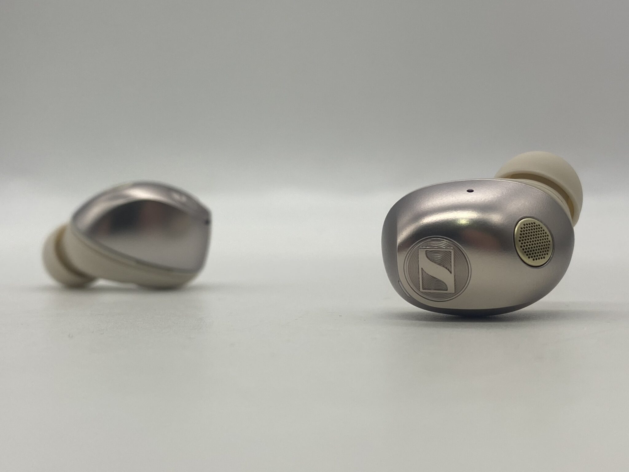 Sennheiser Momentum True Wireless 5 vs Sony WF-1000XM6: chọn tai nghe true wireless cao cấp nào cho audiophile?