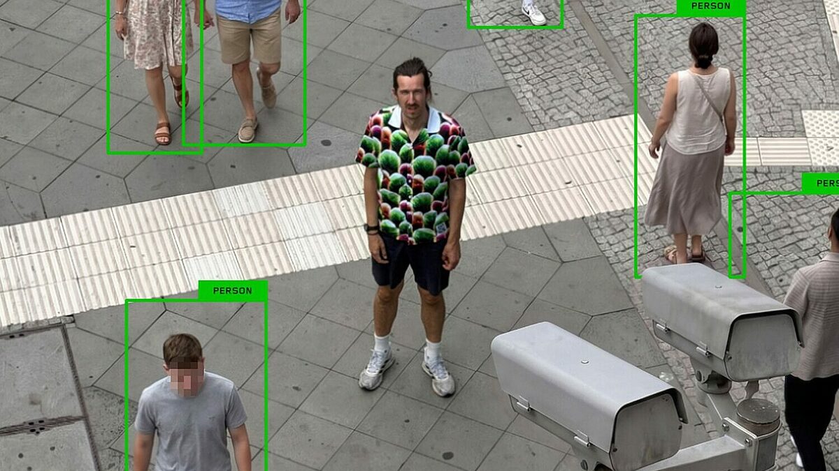 Công nghệ che giấu khuôn mặt và quần áo chống camera AI