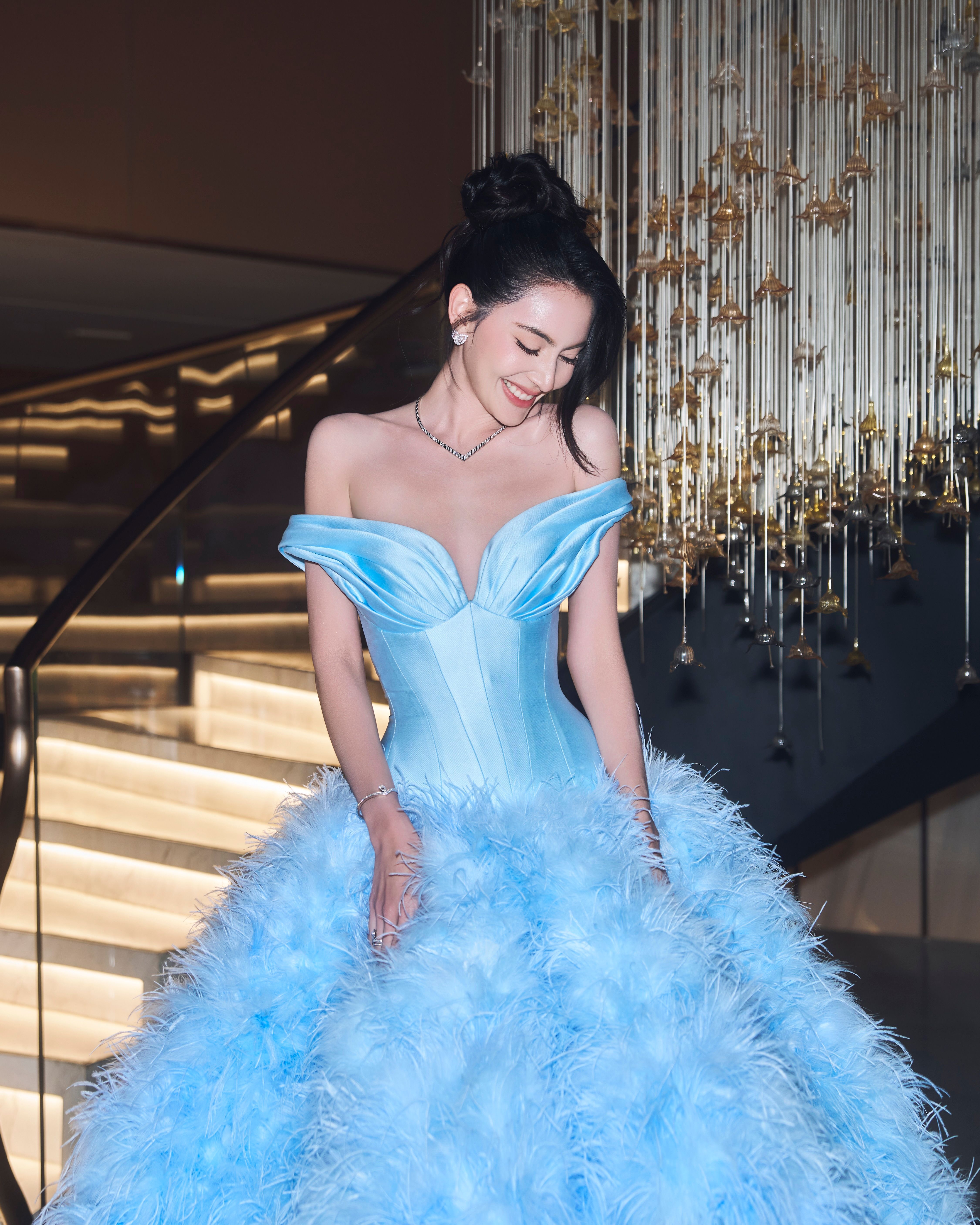 Vì Sao Sao Thái Lan Đang Chọn Nhà Thiết Kế Việt Cho Thảm Đỏ