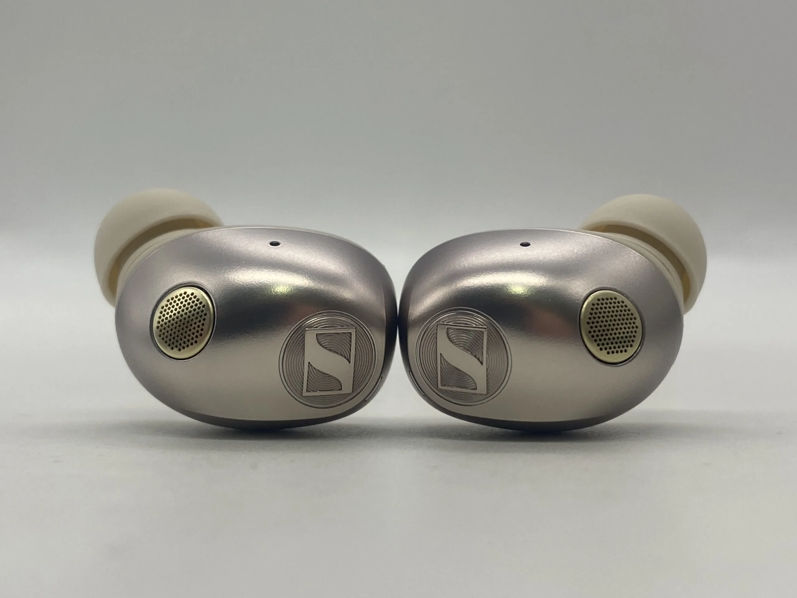 Sennheiser Momentum 5 True Wireless có đánh bại AirPods và Sony WF-1000XM6?
