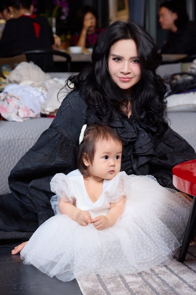 Diva Thanh Lam: Khi ánh đèn tắt, chỉ còn vai trò làm mẹ và làm con