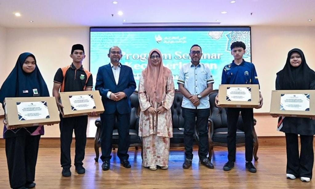 Bagaimana Sumbangan Komputer Riba Mengubah Pendidikan Komuniti Terpencil