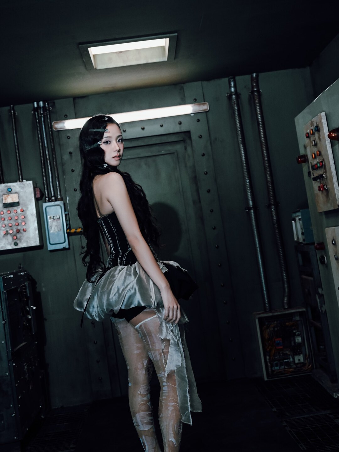 Jisoo, MV CLICK và cú bắt tay táo bạo với thời trang Việt