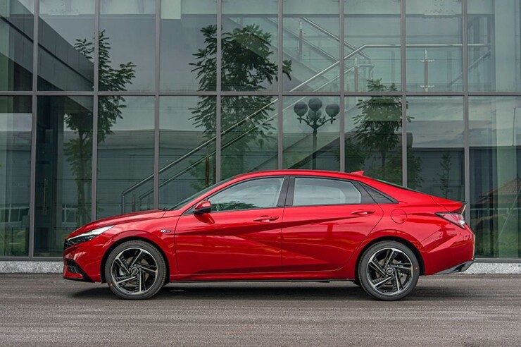 Hyundai Elantra giá từ 579 triệu: Cơ hội vàng ở sedan hạng C?