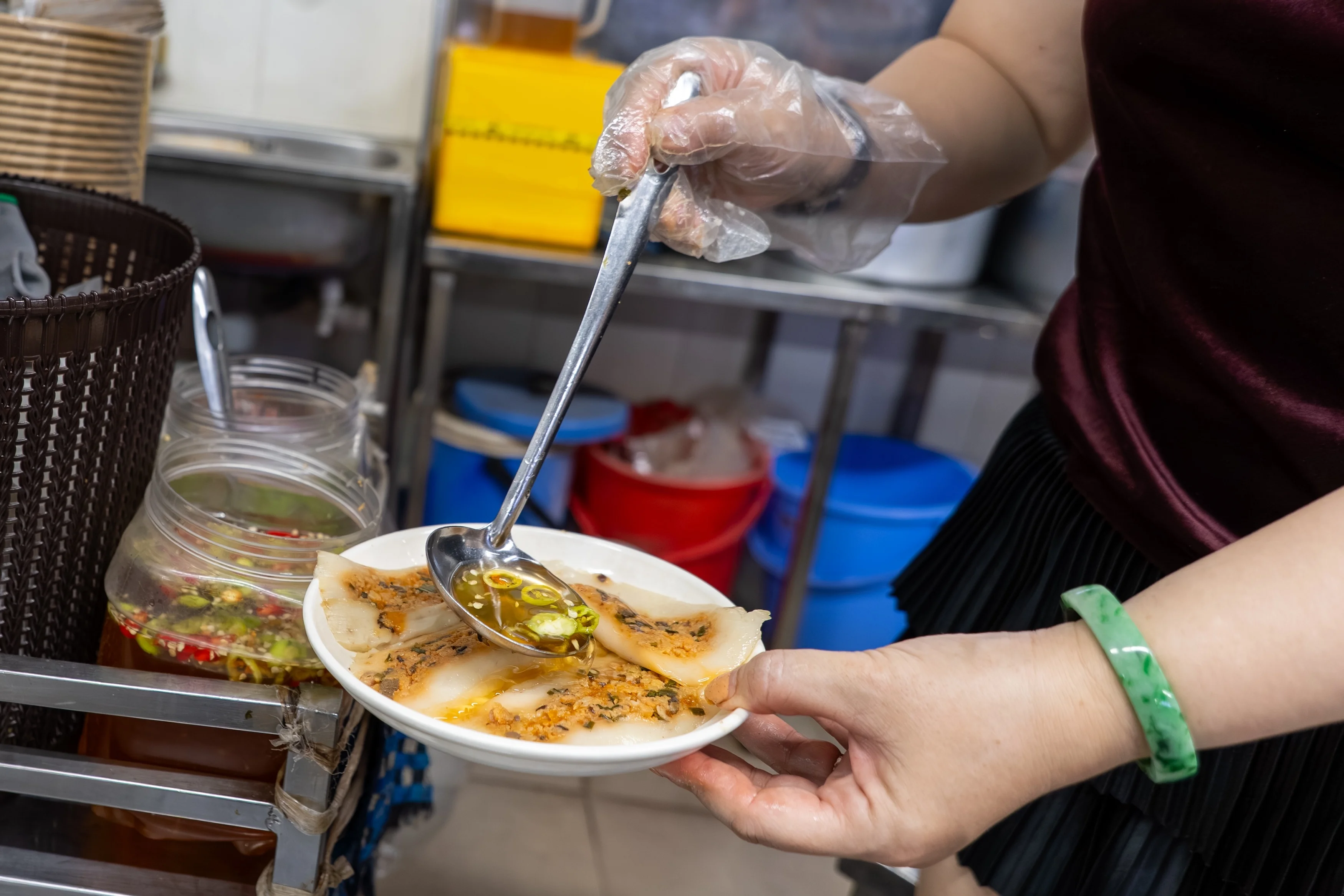 Từ xe bánh tráng vỉa hè đến app giao hàng: Cánh cửa số cho tiểu thương đường phố
