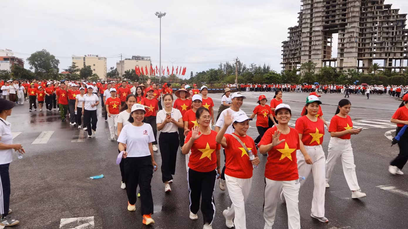 10 tỷ bước chân trong một ngày: phong trào đi bộ toàn quốc nói gì về sức khỏe cộng đồng?