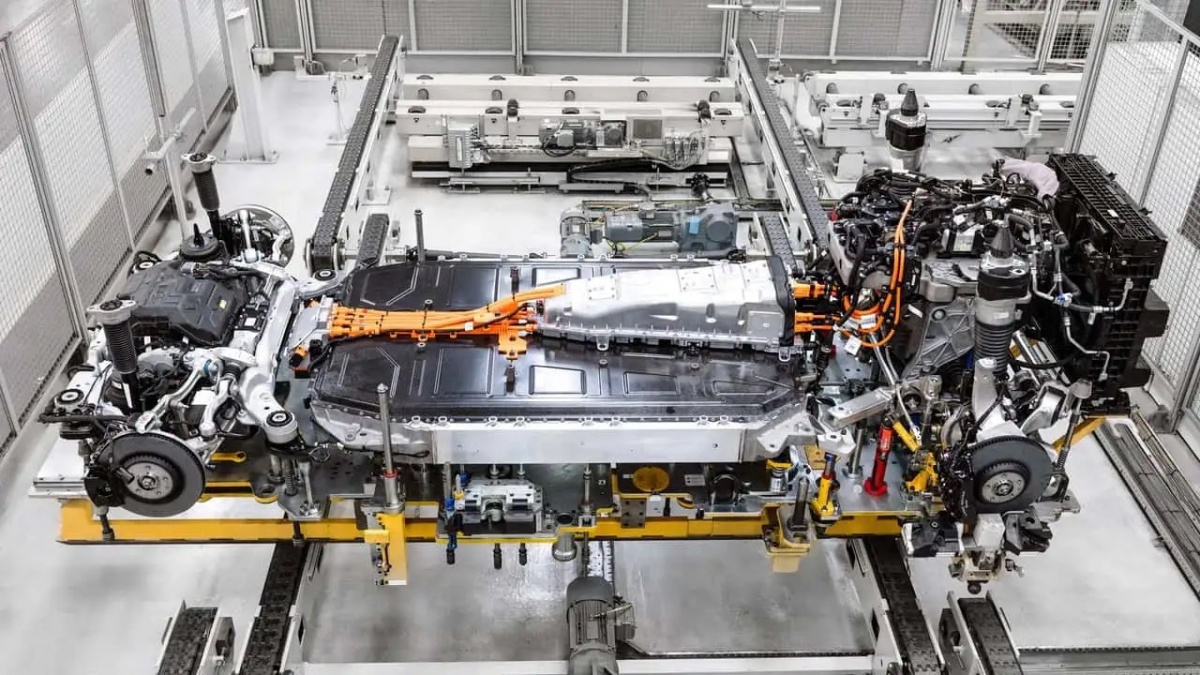 Range Rover Electric: SUV điện hạng sang thách thức Tesla Model Y?