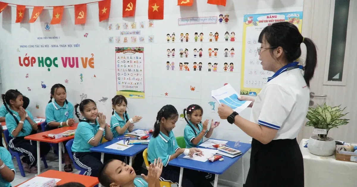 Lễ khai giảng đặc biệt trong bệnh viện: tiếp nối ước mơ đi học