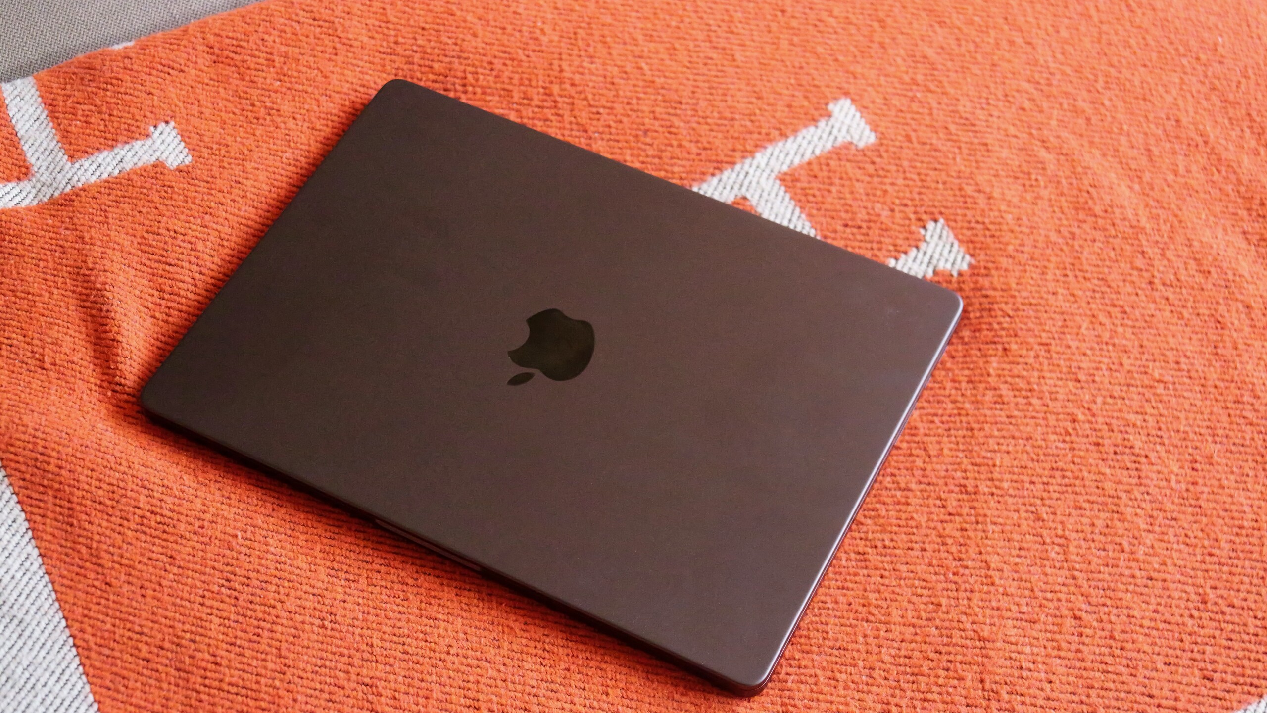 Apple hủy MacBook gập và MacBook Pro OLED lớn: bước lùi chiến lược hay tính toán khôn ngoan?
