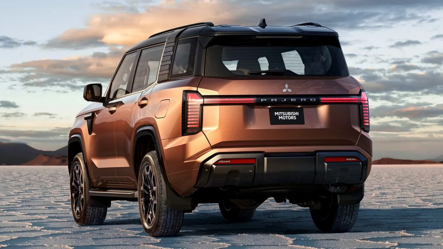 Mitsubishi Pajero thế hệ 5: khung gầm rời và cuộc đối đầu SUV địa hình