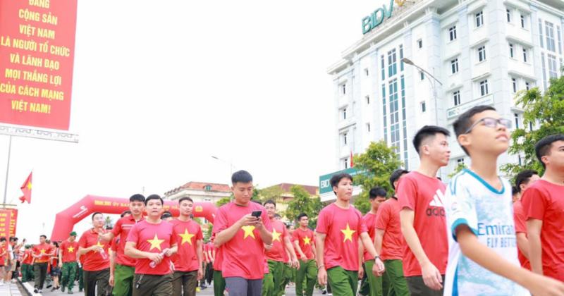 Hàng nghìn người cùng sải bước: sức mạnh sức khỏe của đi bộ cộng đồng