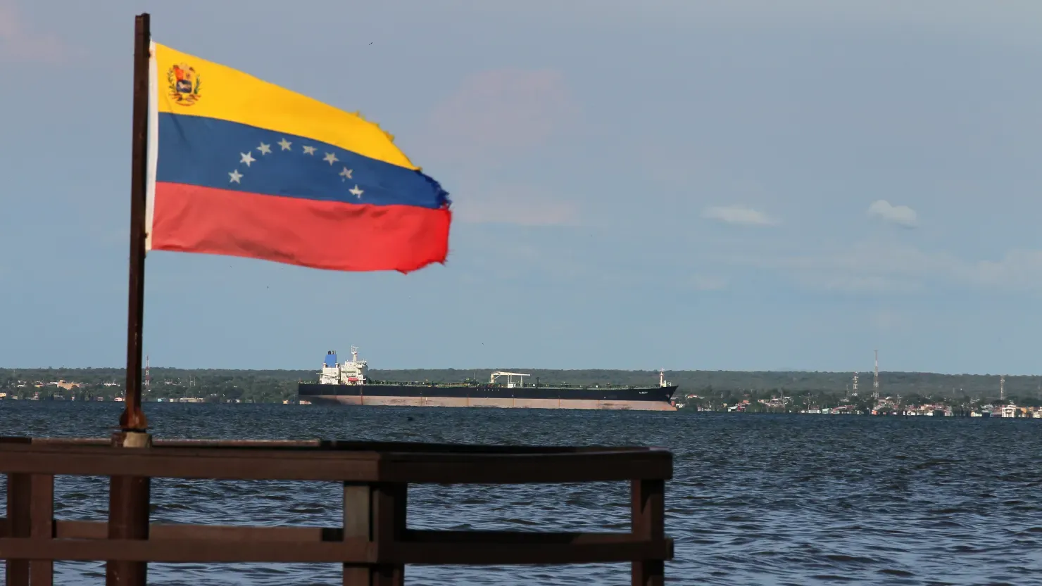 Dầu Venezuela của Mỹ: Cây đũa thần giả cho giá xăng