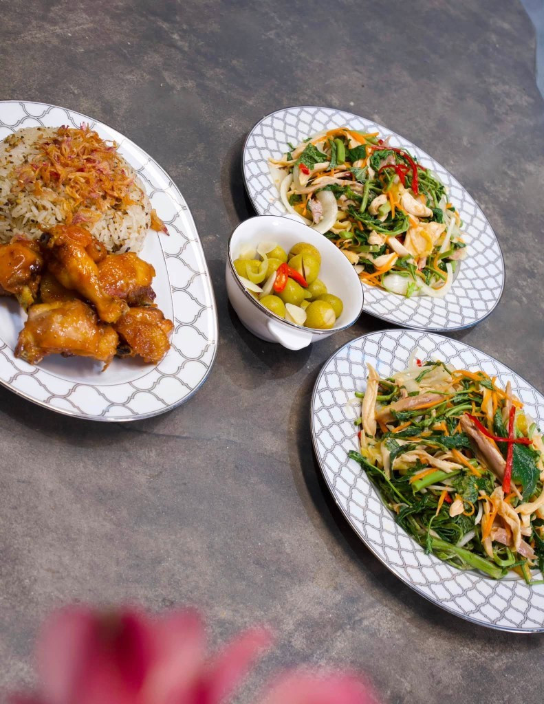 Phương Oanh nấu ăn dịp lễ: mâm cơm gà thanh nhẹ cho gia đình