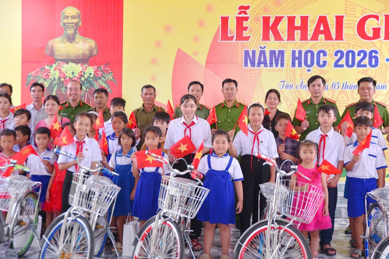 Lực lượng công an hỗ trợ học sinh khó khăn: Từ cặp sách đến kinh phí học tập