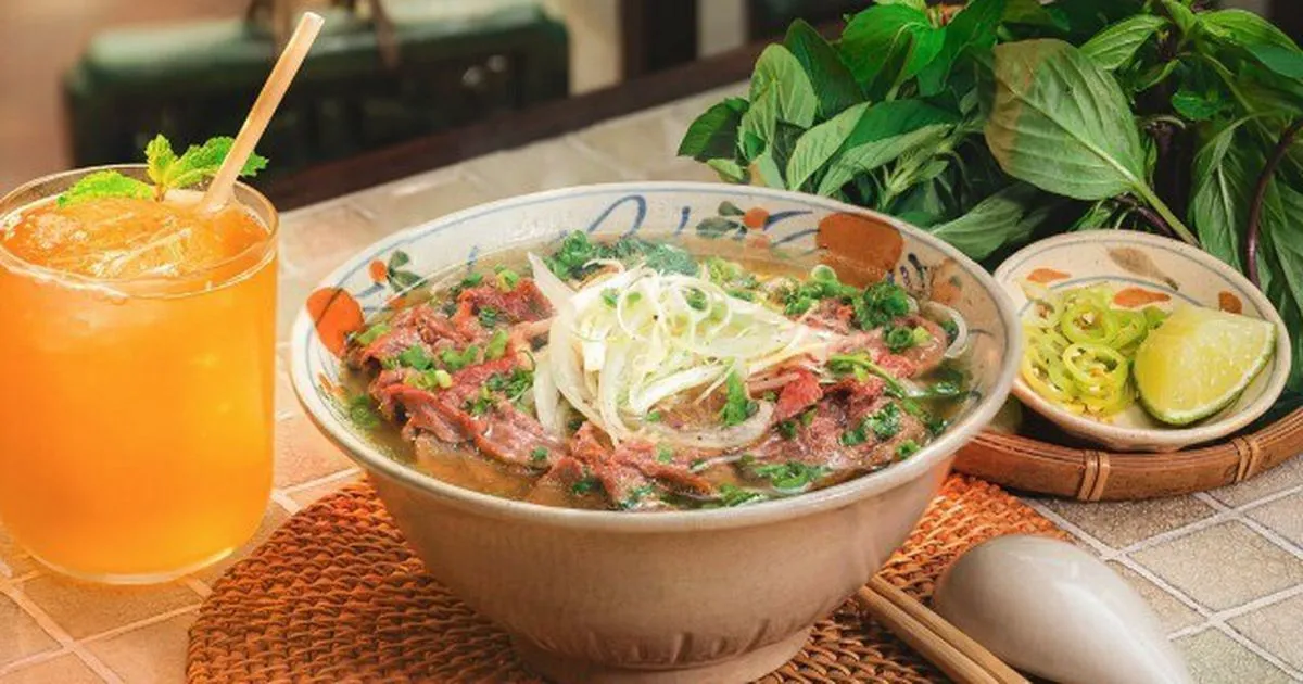 Vắt chanh và uống nước phở: Ăn sao cho ngon mà vẫn khỏe