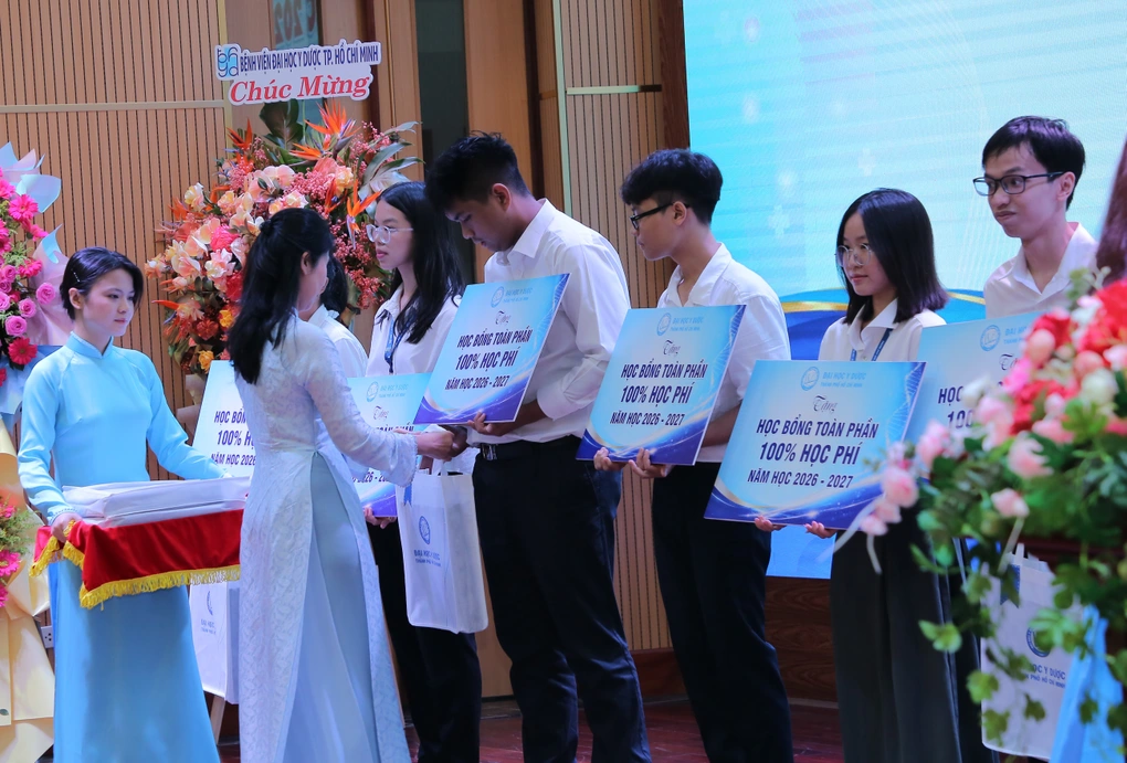 Học bổng khủng cho tân sinh viên: Phần thưởng hay cuộc đua?