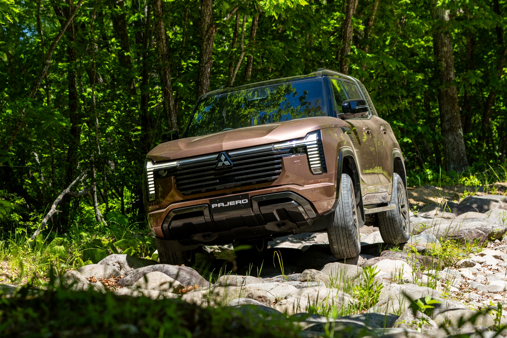 Mitsubishi Pajero định giá giữa Ford Everest và Toyota Prado