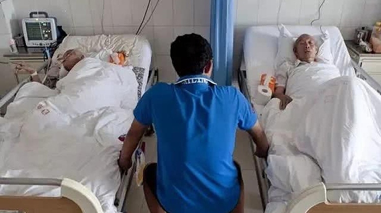 Kiệt sức khi chăm sóc cha mẹ và con cái: cảnh báo cho thế hệ bánh mì kẹp