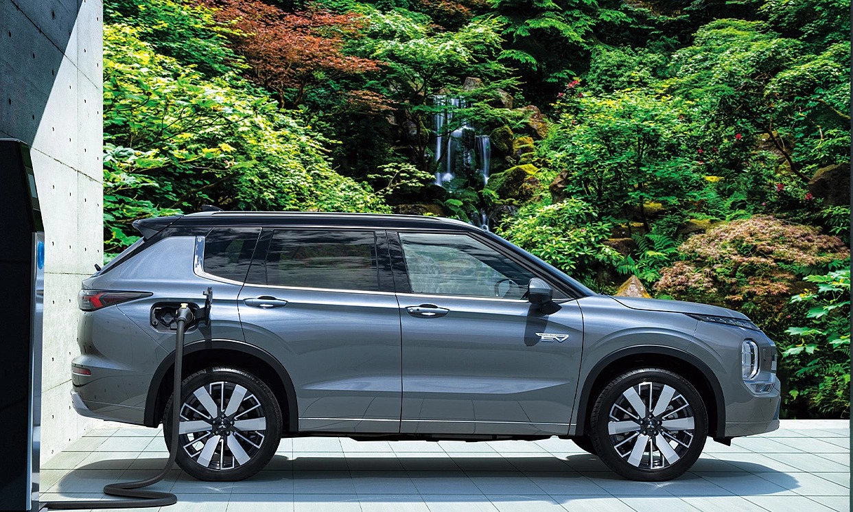 Mitsubishi Outlander mild hybrid: cú tái xuất để thách thức Honda CR-V
