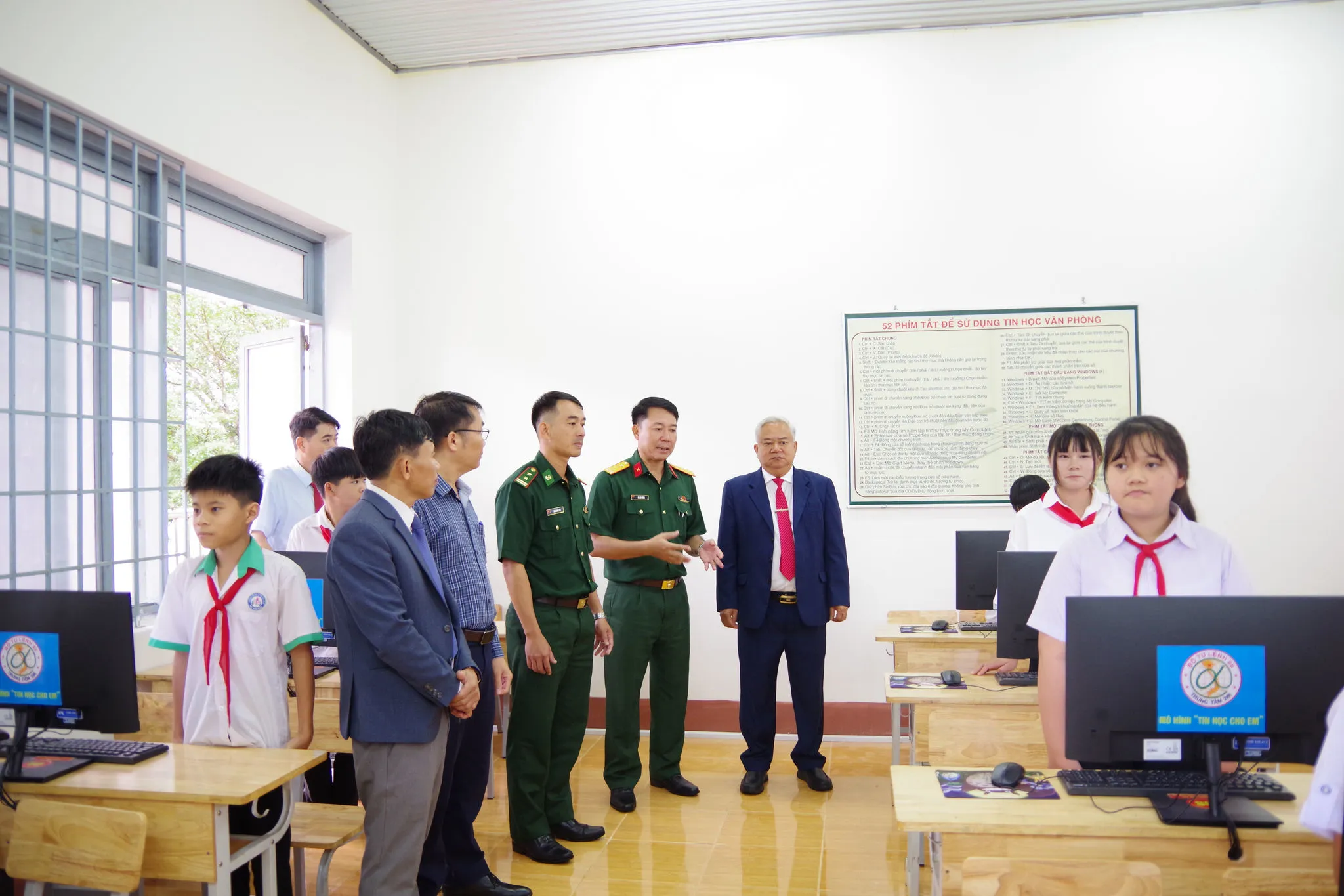 Công nghệ tiếp cận vùng sâu: từ thư viện điện tử đến phòng Tin học biên giới
