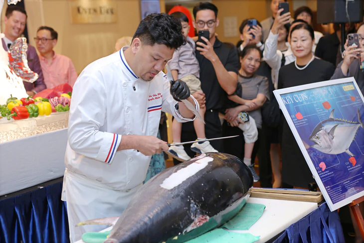 Nghi thức xẻ cá ngừ vây xanh 60kg: kỹ thuật butchering như một màn biểu diễn ẩm thực