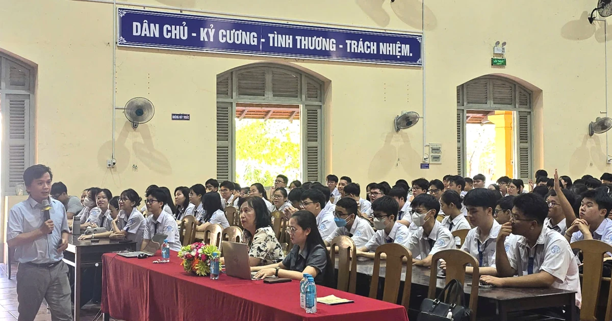 Trường THPT Châu Văn Liêm dạy 1.700 học sinh dùng AI đúng cách