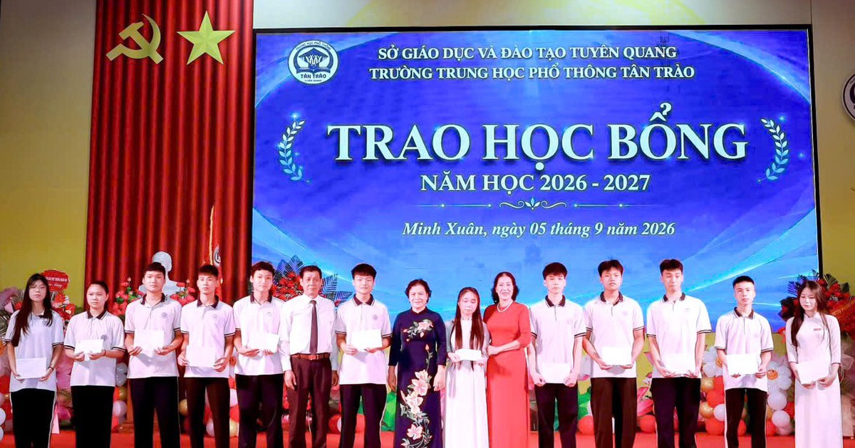 Học bổng khai giảng: điểm tựa cho học sinh khó khăn
