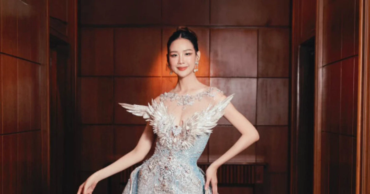 Váy dạ hội xanh cánh chim của Bảo Ngọc trước chung kết Miss World